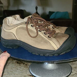 Keen women's low profile. slip&oil resistant sole Sz. 8.5.hiking boot.(#1365)